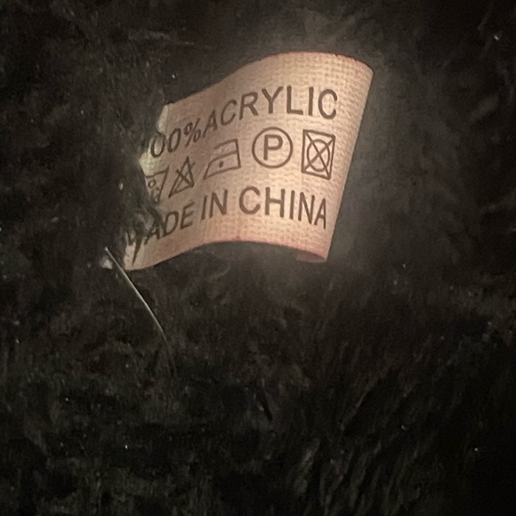 Red sequin faux fur hat New without tags super soft unisex men/women - Picture 7 of 8